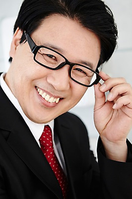 포토 JPG 스튜디오촬영 라이프스타일 남자 안경 40대 비즈니스 중년라이프 실내 한명 웃음 사람 동양인 정장 근접촬영 상반신 라이프 앞모습 한국인 비즈니스맨 중년남자한명만 국내포토 1 잡화 옷 뷰포인트 중년 표정 인종 내부 생활 직장인 남자한명만 중년남자만 파일형식