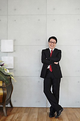 포토 JPG 스튜디오촬영 전신 식물 라이프스타일 남자 꽃 안경 벽 40대 가구 비즈니스 중년라이프 실내 한명 서기 웃음 사람 동양인 정장 라이프 앞모습 팔짱 한국인 비즈니스맨 중년남자한명만 국내포토 1 잡화 옷 뷰포인트 중년 생활용품 모션 표정 인종 내부 생활 직장인 남자한명만 중년남자만 파일형식