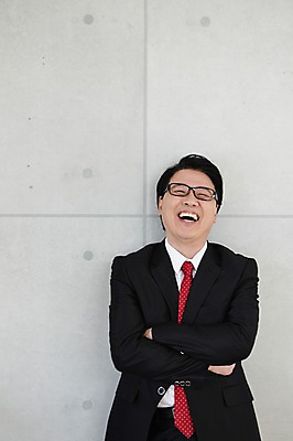 포토 JPG 스튜디오촬영 라이프스타일 남자 안경 벽 40대 비즈니스 중년라이프 실내 한명 웃음 사람 동양인 정장 상반신 라이프 앞모습 팔짱 한국인 비즈니스맨 중년남자한명만 국내포토 1 잡화 옷 뷰포인트 중년 모션 표정 인종 내부 생활 직장인 남자한명만 중년남자만 파일형식