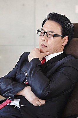 포토 JPG 스튜디오촬영 라이프스타일 응시 남자 안경 40대 생각 의자 비즈니스 중년라이프 실내 한명 사람 앉기 동양인 정장 상반신 라이프 옆모습 아웃포커스 턱괴기 한국인 비즈니스맨 고민 중년남자한명만 국내포토 1 시선 잡화 옷 감정 뷰포인트 중년 가구 모션 촬영기법 인종 내부 생활 직장인 남자한명만 중년남자만 파일형식