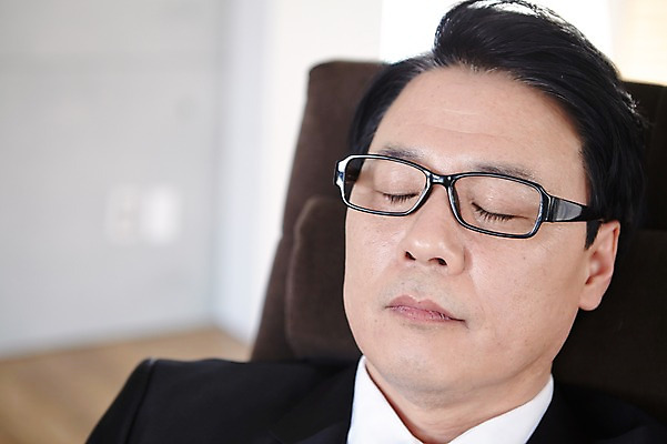 포토 JPG 스튜디오촬영 라이프스타일 남자 안경 40대 비즈니스 중년라이프 휴식 실내 한명 사람 동양인 정장 상반신 라이프 앞모습 아웃포커스 눈감음 한국인 잠 비즈니스맨 중년남자한명만 국내포토 1 잡화 옷 뷰포인트 중년 컨셉 모션 촬영기법 인종 내부 생활 직장인 남자한명만 중년남자만 파일형식