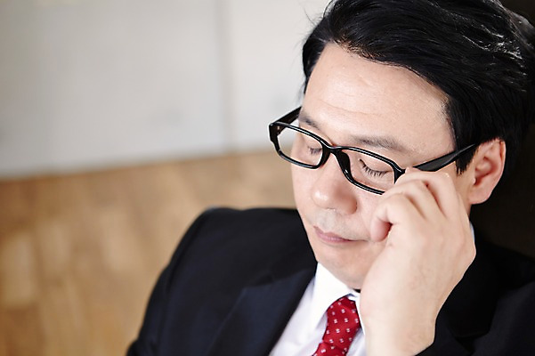 포토 JPG 스튜디오촬영 라이프스타일 남자 안경 40대 비즈니스 중년라이프 휴식 실내 한명 사람 동양인 정장 상반신 라이프 옆모습 아웃포커스 눈감음 한국인 잠 비즈니스맨 중년남자한명만 국내포토 1 잡화 옷 뷰포인트 중년 컨셉 모션 촬영기법 인종 내부 생활 직장인 남자한명만 중년남자만 파일형식
