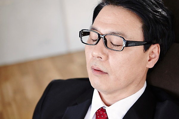 포토 JPG 스튜디오촬영 라이프스타일 남자 안경 40대 비즈니스 중년라이프 휴식 실내 한명 사람 동양인 정장 상반신 라이프 옆모습 아웃포커스 눈감음 한국인 잠 비즈니스맨 중년남자한명만 국내포토 1 잡화 옷 뷰포인트 중년 컨셉 모션 촬영기법 인종 내부 생활 직장인 남자한명만 중년남자만 파일형식