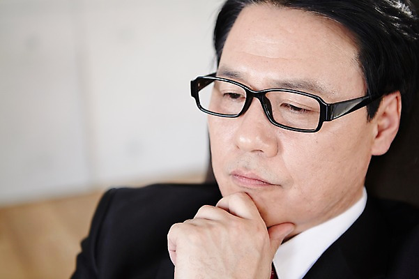 포토 JPG 스튜디오촬영 라이프스타일 응시 남자 안경 40대 생각 비즈니스 중년라이프 실내 한명 사람 동양인 정장 상반신 라이프 옆모습 아웃포커스 턱괴기 한국인 비즈니스맨 고민 중년남자한명만 국내포토 1 시선 잡화 옷 감정 뷰포인트 중년 모션 촬영기법 인종 내부 생활 직장인 남자한명만 중년남자만 파일형식