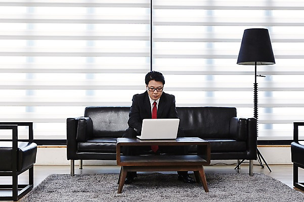 포토 JPG 스튜디오촬영 라이프스타일 응시 남자 안경 40대 의자 비즈니스 중년라이프 탁자 실내 한명 사람 앉기 동양인 정장 라이프 앞모습 노트북 소파 사무실 카펫 한국인 스탠드 웹서핑 비즈니스맨 중년남자한명만 국내포토 1 시선 잡화 옷 뷰포인트 중년 가구 모션 조명 인종 내부 생활 전자제품 직장인 남자한명만 중년남자만 파일형식