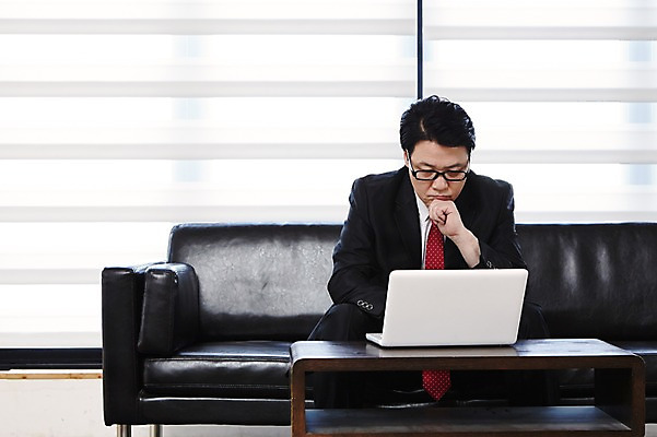 포토 JPG 스튜디오촬영 라이프스타일 응시 남자 안경 40대 비즈니스 중년라이프 탁자 실내 한명 사람 앉기 동양인 정장 라이프 앞모습 노트북 소파 사무실 턱괴기 카펫 한국인 웹서핑 비즈니스맨 중년남자한명만 국내포토 1 시선 잡화 옷 뷰포인트 중년 가구 의자 모션 인종 내부 생활 전자제품 직장인 남자한명만 중년남자만 파일형식