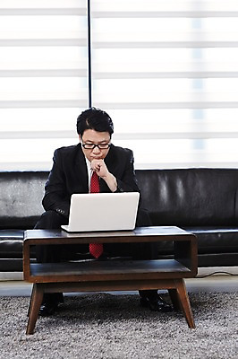 포토 JPG 스튜디오촬영 라이프스타일 응시 남자 안경 40대 비즈니스 중년라이프 탁자 실내 한명 사람 앉기 동양인 정장 라이프 앞모습 노트북 소파 사무실 턱괴기 카펫 한국인 웹서핑 비즈니스맨 중년남자한명만 국내포토 1 시선 잡화 옷 뷰포인트 중년 가구 의자 모션 인종 내부 생활 전자제품 직장인 남자한명만 중년남자만 파일형식