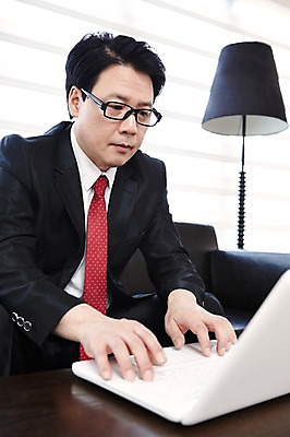 포토 JPG 스튜디오촬영 라이프스타일 응시 남자 안경 40대 비즈니스 중년라이프 탁자 실내 한명 사람 앉기 동양인 정장 상반신 라이프 아웃포커스 노트북 소파 사무실 한국인 스탠드 웹서핑 타이핑 비즈니스맨 중년남자한명만 국내포토 1 시선 잡화 옷 중년 가구 의자 모션 조명 촬영기법 인종 내부 생활 전자제품 직장인 남자한명만 중년남자만 파일형식