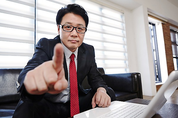 포토 JPG 스튜디오촬영 라이프스타일 남자 안경 40대 비즈니스 중년라이프 탁자 실내 한명 사람 앉기 동양인 정장 손짓 상반신 라이프 앞모습 아웃포커스 노트북 소파 사무실 한국인 웹서핑 비즈니스맨 중년남자한명만 국내포토 1 잡화 옷 뷰포인트 중년 가구 의자 모션 촬영기법 인종 내부 생활 전자제품 직장인 남자한명만 중년남자만 파일형식