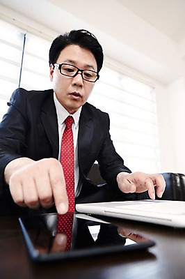 포토 JPG 스튜디오촬영 라이프스타일 응시 남자 안경 40대 비즈니스 중년라이프 탁자 실내 한명 사람 앉기 동양인 정장 상반신 라이프 앞모습 아웃포커스 노트북 소파 태블릿 터치 한국인 웹서핑 비즈니스맨 중년남자한명만 국내포토 1 시선 잡화 옷 뷰포인트 중년 가구 의자 모션 촬영기법 인종 내부 생활 전자제품 스마트기기 직장인 남자한명만 중년남자만 파일형식