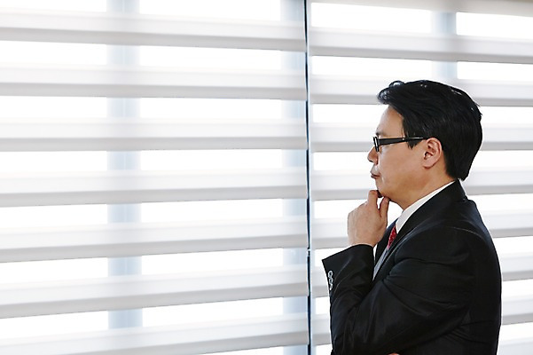 포토 JPG 스튜디오촬영 라이프스타일 응시 남자 안경 40대 생각 비즈니스 중년라이프 실내 한명 사람 동양인 정장 상반신 라이프 옆모습 한국인 블라인드 비즈니스맨 창가 고민 중년남자한명만 국내포토 1 시선 잡화 옷 감정 뷰포인트 중년 창문 인종 내부 생활 커튼 직장인 남자한명만 중년남자만 파일형식