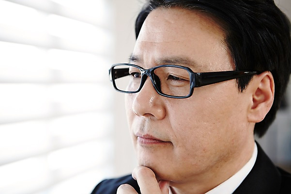 포토 JPG 스튜디오촬영 라이프스타일 응시 남자 안경 40대 생각 비즈니스 중년라이프 실내 한명 사람 동양인 상반신 라이프 옆모습 아웃포커스 한국인 블라인드 비즈니스맨 창가 고민 중년남자한명만 국내포토 1 시선 잡화 감정 뷰포인트 중년 창문 촬영기법 인종 내부 생활 커튼 직장인 남자한명만 중년남자만 파일형식