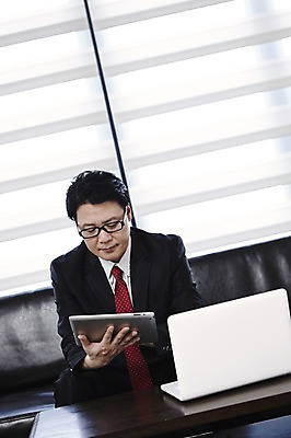 포토 JPG 스튜디오촬영 라이프스타일 응시 남자 안경 40대 비즈니스 중년라이프 탁자 실내 한명 들기 사람 앉기 동양인 정장 상반신 라이프 앞모습 노트북 소파 태블릿 한국인 웹서핑 비즈니스맨 중년남자한명만 국내포토 1 시선 잡화 옷 뷰포인트 중년 가구 의자 모션 인종 내부 생활 전자제품 스마트기기 직장인 남자한명만 중년남자만 파일형식