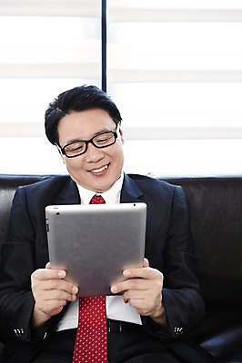 포토 JPG 스튜디오촬영 라이프스타일 응시 남자 안경 40대 비즈니스 중년라이프 실내 한명 웃음 들기 사람 앉기 동양인 정장 상반신 라이프 앞모습 소파 태블릿 한국인 웹서핑 비즈니스맨 중년남자한명만 국내포토 1 시선 잡화 옷 뷰포인트 중년 의자 모션 표정 인종 내부 생활 전자제품 스마트기기 직장인 남자한명만 중년남자만 파일형식