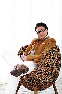 포토 JPG 스튜디오촬영 라이프스타일 남자 안경 40대 의자 비즈니스 중년라이프 실내 한명 웃음 사람 앉기 동양인 정장 라이프 앞모습 한국인 다리꼬기 커튼 비즈니스맨 중년남자한명만 국내포토 1 잡화 옷 뷰포인트 중년 가구 모션 표정 인종 내부 생활 직장인 남자한명만 중년남자만 파일형식