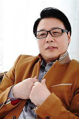 포토 JPG 스튜디오촬영 라이프스타일 남자 안경 40대 비즈니스 중년라이프 실내 한명 사람 동양인 정장 상반신 라이프 앞모습 한국인 커튼 비즈니스맨 중년남자한명만 국내포토 1 잡화 옷 뷰포인트 중년 인종 내부 생활 직장인 남자한명만 중년남자만 파일형식