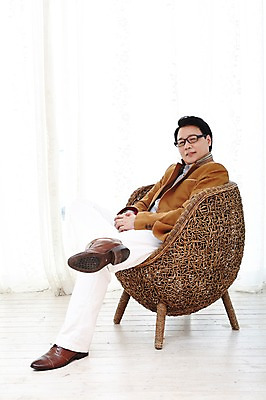 포토 JPG 스튜디오촬영 전신 라이프스타일 남자 안경 40대 의자 비즈니스 중년라이프 실내 한명 사람 앉기 동양인 정장 라이프 앞모습 한국인 다리꼬기 커튼 비즈니스맨 중년남자한명만 국내포토 1 잡화 옷 뷰포인트 중년 가구 모션 인종 내부 생활 직장인 남자한명만 중년남자만 파일형식