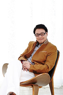 포토 JPG 스튜디오촬영 라이프스타일 남자 안경 40대 의자 비즈니스 중년라이프 실내 한명 웃음 사람 앉기 동양인 정장 라이프 앞모습 한국인 다리꼬기 커튼 비즈니스맨 중년남자한명만 국내포토 1 잡화 옷 뷰포인트 중년 가구 모션 표정 인종 내부 생활 직장인 남자한명만 중년남자만 파일형식