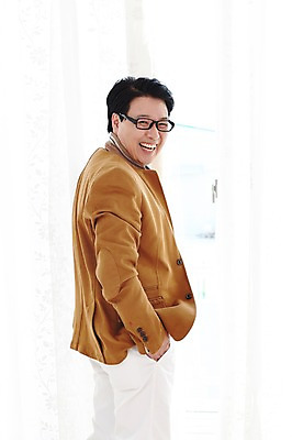 포토 JPG 스튜디오촬영 라이프스타일 남자 안경 40대 비즈니스 중년라이프 실내 한명 서기 웃음 사람 동양인 정장 라이프 옆모습 한국인 커튼 비즈니스맨 창가 중년남자한명만 국내포토 1 잡화 옷 뷰포인트 중년 창문 모션 표정 인종 내부 생활 직장인 남자한명만 중년남자만 파일형식