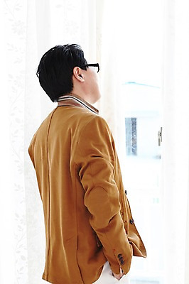 포토 JPG 스튜디오촬영 라이프스타일 응시 남자 안경 40대 비즈니스 중년라이프 실내 한명 사람 동양인 정장 상반신 라이프 옆모습 한국인 커튼 비즈니스맨 창가 중년남자한명만 국내포토 1 시선 잡화 옷 뷰포인트 중년 창문 인종 내부 생활 직장인 남자한명만 중년남자만 파일형식