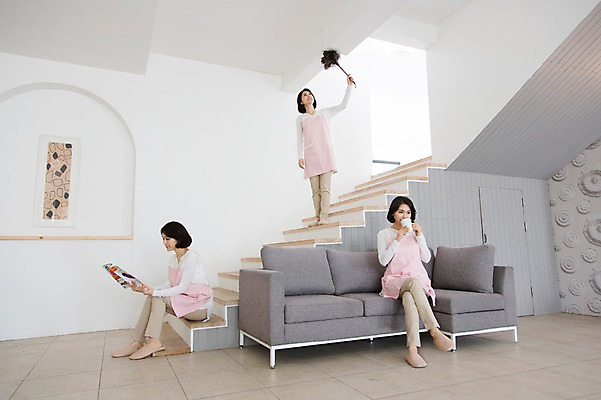 포토 JPG 스튜디오촬영 전신 라이프스타일 응시 여자 커피 40대 중년 액자 가사 거실 의자 가족 중년라이프 엄마 티타임 휴식 잔 실내 서기 들기 사람 앉기 동양인 취미 라이프 책 컵 세명 소파 독서 계단 앞치마 한국인 마시기 다리꼬기 잡지 커피잔 먼지떨이 청소 합성 여자만 중년만 중년여자만 국내포토 식기 시선 음료 가구 컨셉 관계 모션 인종 성인 내부 생활 간행물 청소도구 성인만 파일형식