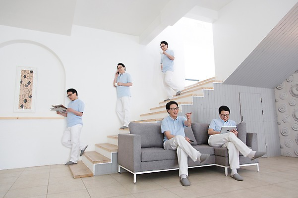 포토 JPG 스튜디오촬영 전신 라이프스타일 응시 남자 안경 커피 40대 중년 액자 거실 의자 가족 중년라이프 티타임 휴식 잔 실내 서기 웃음 들기 사람 앉기 동양인 여러명 취미 라이프 컵 스마트폰 소파 태블릿 계단 한국인 다리꼬기 가리킴 웹서핑 신문 아빠 신문읽기 커피잔 합성 통화 티비시청 남자만 중년만 중년남자만 국내포토 식기 시선 잡화 음료 가구 다수 컨셉 관계 모션 표정 인종 손짓 성인 내부 생활 간행물 전자제품 핸드폰 스마트기기 뉴스 읽기 시청_보고들음 성인만 파일형식