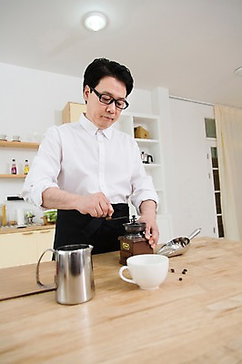 포토 JPG 스튜디오촬영 직업 라이프스타일 남자 안경 커피 40대 중년라이프 탁자 잔 선반 실내 한명 들기 사람 동양인 상반신 라이프 앞모습 컵 카페 한국인 원두 커피잔 찻잔 원두커피 창업 바리스타 분쇄기 중년남자한명만 국내포토 1 식기 잡화 음료 뷰포인트 중년 가구 모션 인종 내부 생활 상점 자영업 남자한명만 중년남자만 파일형식