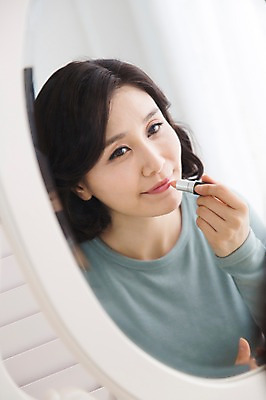 포토 JPG 스튜디오촬영 라이프스타일 여자 40대 중년라이프 실내 한명 들기 사람 상반신 라이프 앞모습 화장 뷰티 화장품 거울 한국인 립스틱 피부관리 바르기 중년여자한명만 국내포토 1 뷰포인트 중년 모션 동양인 내부 생활 여자한명만 중년여자만 파일형식