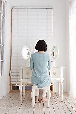 포토 JPG 스튜디오촬영 라이프스타일 여자 40대 의자 중년라이프 실내 한명 사람 앉기 상반신 라이프 뒷모습 화장 뷰티 거울 한국인 커튼 피부관리 화장대 중년여자한명만 국내포토 1 뷰포인트 중년 가구 모션 동양인 내부 생활 여자한명만 중년여자만 파일형식