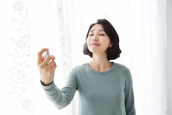 포토 JPG 스튜디오촬영 라이프스타일 여자 40대 중년라이프 실내 한명 들기 사람 상반신 라이프 앞모습 화장 뷰티 눈감음 화장품 한국인 커튼 뿌리기 피부관리 미스트 중년여자한명만 국내포토 1 뷰포인트 중년 모션 동양인 내부 생활 여자한명만 중년여자만 파일형식