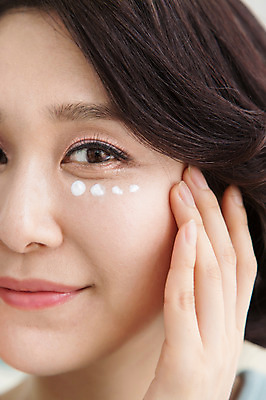 포토 JPG 스튜디오촬영 라이프스타일 여자 얼굴 40대 중년라이프 실내 한명 웃음 사람 근접촬영 상반신 라이프 앞모습 신체부위 화장 뷰티 화장품 한국인 크림 피부관리 로션 중년여자한명만 국내포토 1 뷰포인트 중년 표정 동양인 내부 생활 여자한명만 중년여자만 파일형식