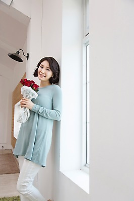 포토 JPG 스튜디오촬영 식물 라이프스타일 여자 꽃 꽃다발 40대 창문 중년라이프 휴식 실내 한명 서기 웃음 들기 사람 취미 라이프 장미 기댐 한국인 창가 중년여자한명만 국내포토 1 중년 컨셉 모션 표정 동양인 내부 생활 여자한명만 중년여자만 파일형식