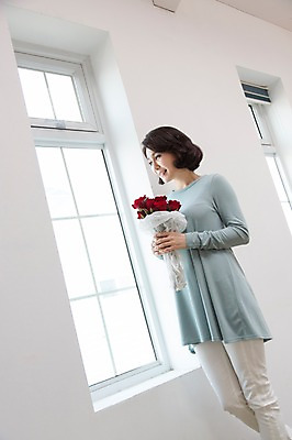 포토 JPG 스튜디오촬영 식물 라이프스타일 응시 여자 꽃 꽃다발 40대 창문 중년라이프 휴식 실내 한명 서기 웃음 들기 사람 취미 라이프 장미 한국인 창가 중년여자한명만 국내포토 1 시선 중년 컨셉 모션 표정 동양인 내부 생활 여자한명만 중년여자만 파일형식