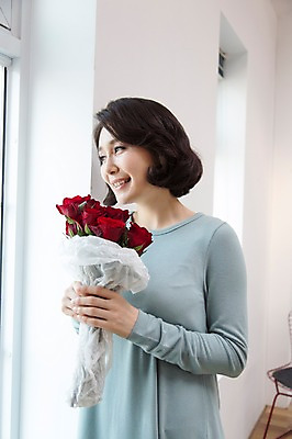 포토 JPG 스튜디오촬영 식물 라이프스타일 응시 여자 꽃 꽃다발 40대 창문 중년라이프 휴식 실내 한명 웃음 들기 사람 상반신 취미 라이프 장미 한국인 창가 중년여자한명만 국내포토 1 시선 중년 컨셉 모션 표정 동양인 내부 생활 여자한명만 중년여자만 파일형식