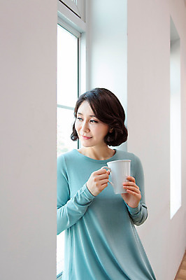 포토 JPG 스튜디오촬영 라이프스타일 응시 여자 커피 40대 창문 중년라이프 티타임 휴식 잔 실내 한명 웃음 들기 사람 상반신 취미 라이프 컵 한국인 커피잔 창가 중년여자한명만 국내포토 1 식기 시선 음료 중년 컨셉 모션 표정 동양인 내부 생활 여자한명만 중년여자만 파일형식
