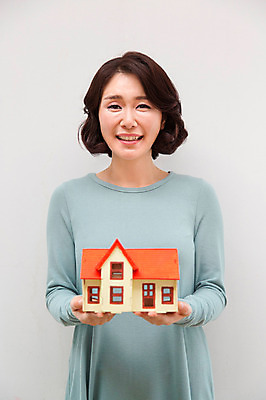 포토 JPG 스튜디오촬영 라이프스타일 여자 40대 중년라이프 부동산 주택 실내 한명 웃음 들기 사람 상반신 라이프 앞모습 경제 모형 미니어처 한국인 가정경제 내집마련 중년여자한명만 국내포토 1 뷰포인트 중년 가정 모션 표정 동양인 내부 건물 생활 재산 여자한명만 중년여자만 파일형식
