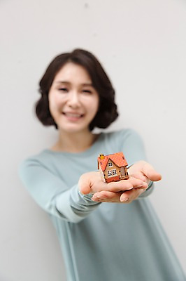 포토 JPG 스튜디오촬영 라이프스타일 여자 40대 중년라이프 부동산 주택 실내 한명 웃음 들기 사람 상반신 라이프 앞모습 아웃포커스 경제 모형 미니어처 한국인 가정경제 내집마련 중년여자한명만 국내포토 1 뷰포인트 중년 가정 모션 촬영기법 표정 동양인 내부 건물 생활 재산 여자한명만 중년여자만 파일형식