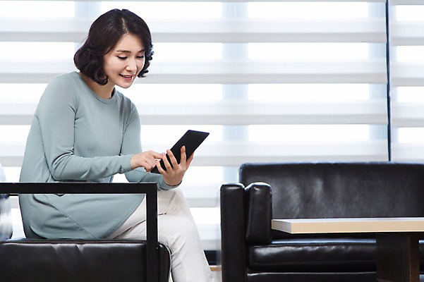 포토 JPG 스튜디오촬영 라이프스타일 응시 여자 40대 의자 창문 중년라이프 휴식 실내 한명 웃음 들기 사람 앉기 취미 라이프 옆모습 스마트폰 소파 한국인 다리꼬기 웹서핑 중년여자한명만 국내포토 1 시선 뷰포인트 중년 가구 컨셉 모션 표정 동양인 내부 생활 핸드폰 스마트기기 여자한명만 중년여자만 파일형식