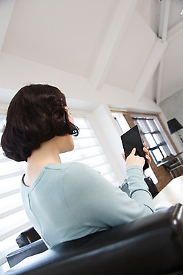 포토 JPG 스튜디오촬영 라이프스타일 응시 여자 40대 의자 창문 중년라이프 휴식 실내 한명 들기 사람 앉기 상반신 취미 라이프 뒷모습 스마트폰 소파 터치 한국인 웹서핑 중년여자한명만 국내포토 1 시선 뷰포인트 중년 가구 컨셉 모션 동양인 내부 생활 핸드폰 스마트기기 여자한명만 중년여자만 파일형식