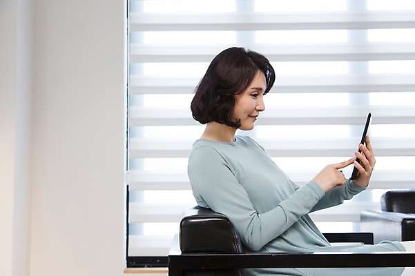 포토 JPG 스튜디오촬영 라이프스타일 응시 여자 40대 의자 창문 중년라이프 휴식 실내 한명 들기 사람 앉기 상반신 취미 라이프 옆모습 스마트폰 소파 한국인 웹서핑 중년여자한명만 국내포토 1 시선 뷰포인트 중년 가구 컨셉 모션 동양인 내부 생활 핸드폰 스마트기기 여자한명만 중년여자만 파일형식