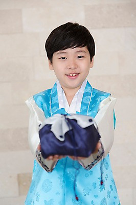 포토 JPG 스튜디오촬영 한국문화 한국전통 전통 명절 기념일 남자 행복 전통문화 어린이 복주머니 한국 실내 선물 한명 웃음 들기 사람 동양인 이벤트 소년 상반신 앞모습 아웃포커스 설날 추석 기쁨 한국인 가족라이프 주머니 전통의상 한복 추석선물 특별함 남자만 남자한명만 어린이만 소년한명만 설선물 국내포토 1 동양문화 라이프스타일 감정 아시아 문화 뷰포인트 컨셉 가족 모션 전통소품 촬영기법 표정 인종 내부 소년만 파일형식 명절선물