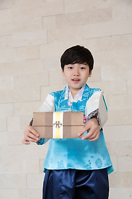 포토 JPG 스튜디오촬영 한국문화 한국전통 전통 명절 기념일 남자 행복 전통문화 어린이 봉투 편지봉투 한국 실내 선물 한명 서기 들기 사람 동양인 이벤트 소년 상반신 앞모습 설날 추석 기쁨 한국인 가족라이프 전통의상 한복 세뱃돈 추석선물 특별함 남자만 남자한명만 어린이만 소년한명만 설선물 국내포토 1 동양문화 라이프스타일 감정 아시아 문화 뷰포인트 컨셉 가족 모션 인종 내부 편지 소년만 파일형식 명절선물