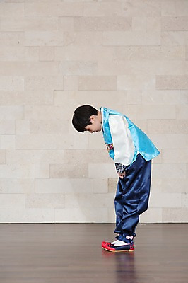 포토 JPG 스튜디오촬영 전신 한국문화 한국전통 전통 명절 기념일 남자 행복 전통문화 어린이 한국 실내 숙이기 고개숙이기 한명 서기 사람 동양인 이벤트 소년 옆모습 설날 추석 기쁨 한국인 예절 인사 가족라이프 절 전통의상 한복 세배 특별함 남자만 남자한명만 어린이만 소년한명만 국내포토 1 동양문화 라이프스타일 감정 아시아 문화 뷰포인트 포즈 컨셉 가족 모션 인종 내부 절_인사 소년만 파일형식