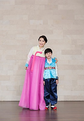 포토 JPG 스튜디오촬영 전신 한국문화 한국전통 전통 여자 명절 기념일 남자 행복 전통문화 아들 어린이 40대 중년 가족 중년라이프 엄마 한국 실내 서기 웃음 사람 동양인 이벤트 소년 두명 앞모습 설날 추석 기쁨 한국인 가족라이프 전통의상 한복 특별함 국내포토 모자관계 동양문화 라이프스타일 감정 아시아 문화 뷰포인트 컨셉 관계 모션 표정 인종 성인 내부 파일형식