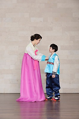 포토 JPG 스튜디오촬영 전신 한국문화 한국전통 전통 여자 명절 기념일 남자 행복 전통문화 아들 어린이 40대 중년 가족 중년라이프 엄마 한국 실내 서기 웃음 사람 동양인 이벤트 소년 두명 옆모습 설날 마주보기 추석 기쁨 한국인 가족라이프 전통의상 한복 특별함 국내포토 모자관계 동양문화 라이프스타일 감정 아시아 문화 뷰포인트 컨셉 관계 모션 표정 인종 성인 내부 파일형식