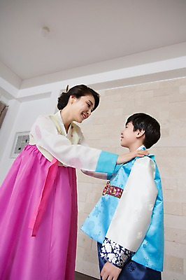 포토 JPG 스튜디오촬영 모자 한국문화 한국전통 전통 여자 명절 기념일 남자 행복 전통문화 아들 어린이 40대 중년 가족 중년라이프 엄마 한국 실내 서기 웃음 사람 동양인 이벤트 소년 상반신 두명 옆모습 설날 마주보기 추석 기쁨 한국인 가족라이프 전통의상 한복 특별함 국내포토 동양문화 라이프스타일 잡화 감정 아시아 문화 뷰포인트 컨셉 관계 모션 표정 인종 성인 내부 파일형식