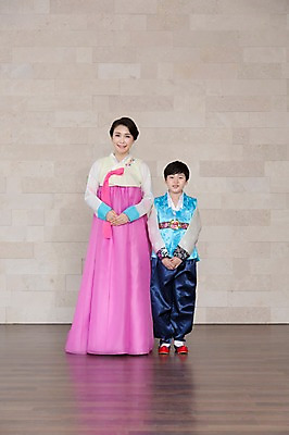 포토 JPG 스튜디오촬영 전신 한국문화 한국전통 전통 여자 명절 기념일 남자 행복 전통문화 아들 어린이 40대 중년 가족 중년라이프 엄마 한국 실내 서기 웃음 사람 동양인 이벤트 소년 두명 앞모습 설날 추석 기쁨 한국인 예절 가족라이프 전통의상 한복 특별함 국내포토 모자관계 동양문화 라이프스타일 감정 아시아 문화 뷰포인트 컨셉 관계 모션 표정 인종 성인 내부 파일형식