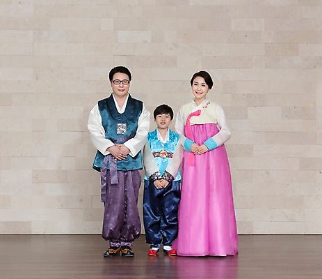 포토 JPG 스튜디오촬영 전신 한국문화 한국전통 전통 여자 명절 기념일 남자 행복 전통문화 아들 어린이 40대 중년 가족 중년라이프 엄마 한국 실내 서기 웃음 사람 동양인 이벤트 소년 앞모습 세명 설날 추석 기쁨 한국인 예절 가족라이프 아빠 전통의상 한복 특별함 국내포토 동양문화 라이프스타일 감정 아시아 문화 뷰포인트 컨셉 관계 모션 표정 인종 성인 내부 파일형식