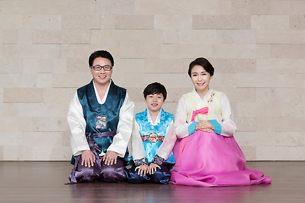 포토 JPG 스튜디오촬영 전신 한국문화 한국전통 전통 여자 명절 기념일 남자 행복 전통문화 아들 어린이 40대 중년 가족 중년라이프 엄마 한국 실내 웃음 사람 앉기 동양인 이벤트 소년 앞모습 세명 설날 추석 기쁨 한국인 예절 가족라이프 아빠 전통의상 한복 특별함 국내포토 동양문화 라이프스타일 감정 아시아 문화 뷰포인트 컨셉 관계 모션 표정 인종 성인 내부 파일형식