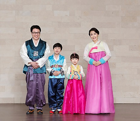 포토 JPG 스튜디오촬영 전신 한국문화 한국전통 전통 여자 명절 기념일 남자 딸 행복 전통문화 아들 어린이 40대 중년 가족 중년라이프 엄마 한국 실내 서기 웃음 사람 동양인 소녀 이벤트 소년 여러명 앞모습 설날 추석 기쁨 한국인 예절 가족라이프 아빠 전통의상 한복 특별함 국내포토 동양문화 라이프스타일 감정 아시아 문화 뷰포인트 다수 컨셉 관계 모션 표정 인종 성인 내부 파일형식